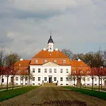 ベッド・アンド・ブレックファスト Internat Schloss Spiegelberg